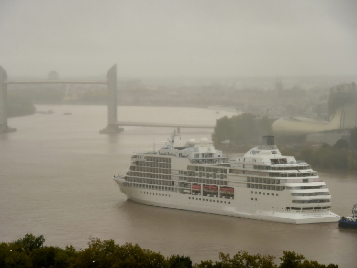 Image média: Arrêter les bâteaux de croisières et favoriser le transport fluvial dans le port de la lune